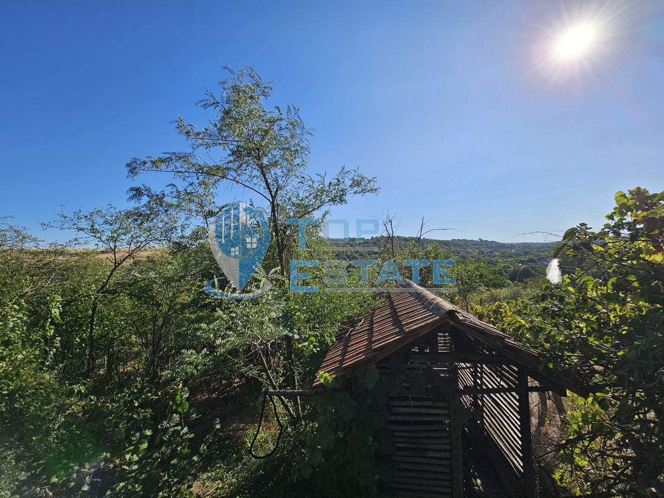 Тухлена къща с вътрешна тоалетна, гараж и голям двор в село Българско сливово, област В. Търново - 0