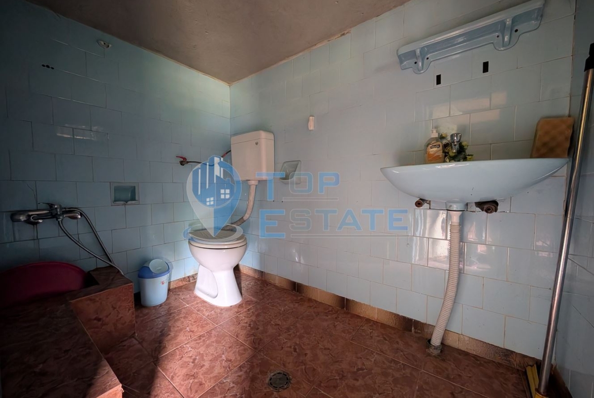 Двуетажна автентична къща с голям двор в село Лесичарка - 0