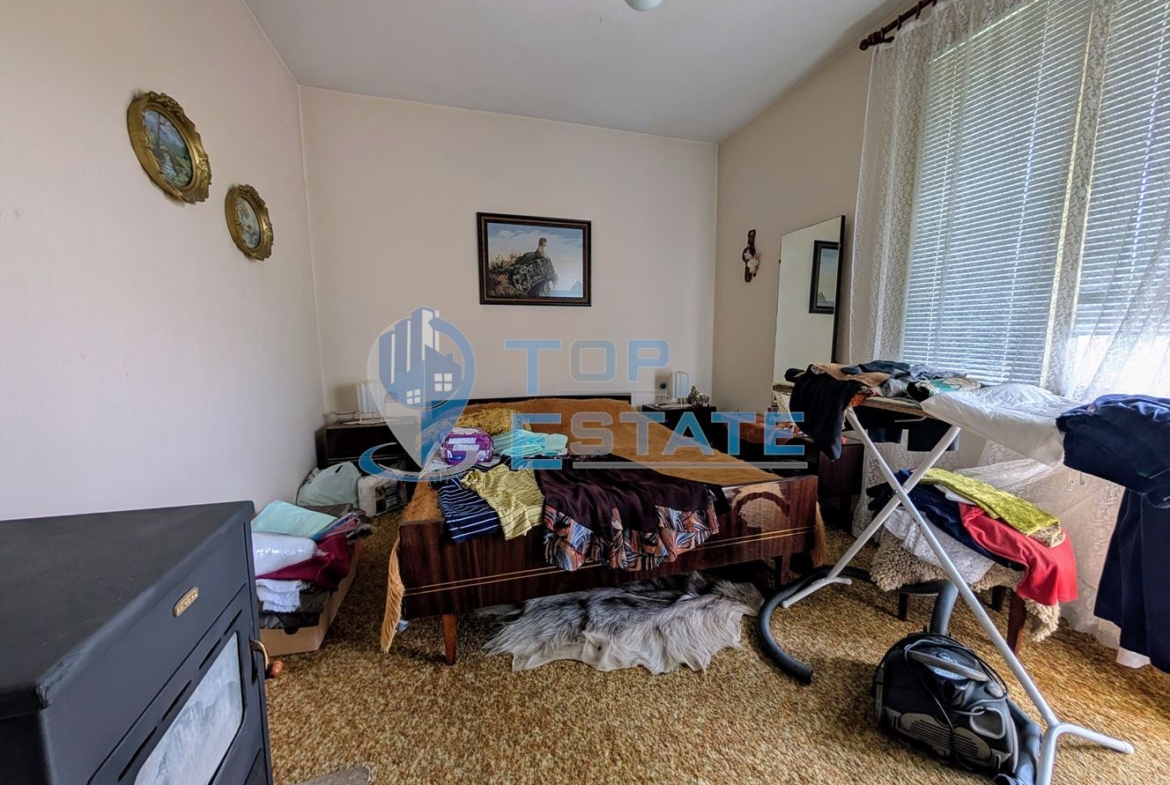 Двуетажна тухлена къща с панорамна гледка в град Плачковци - 0