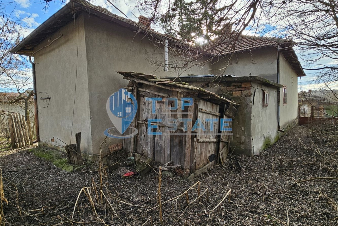 Тухлена къща с вътрешна тоалетна и голям двор в село Драгомирово, община Свищов - 0