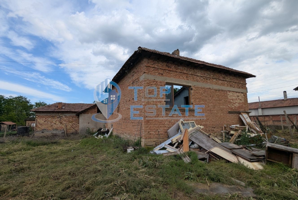 Тухлена къща с голям двор и кладенец в село Караисен, община Павликени, област Велико Търново - 0