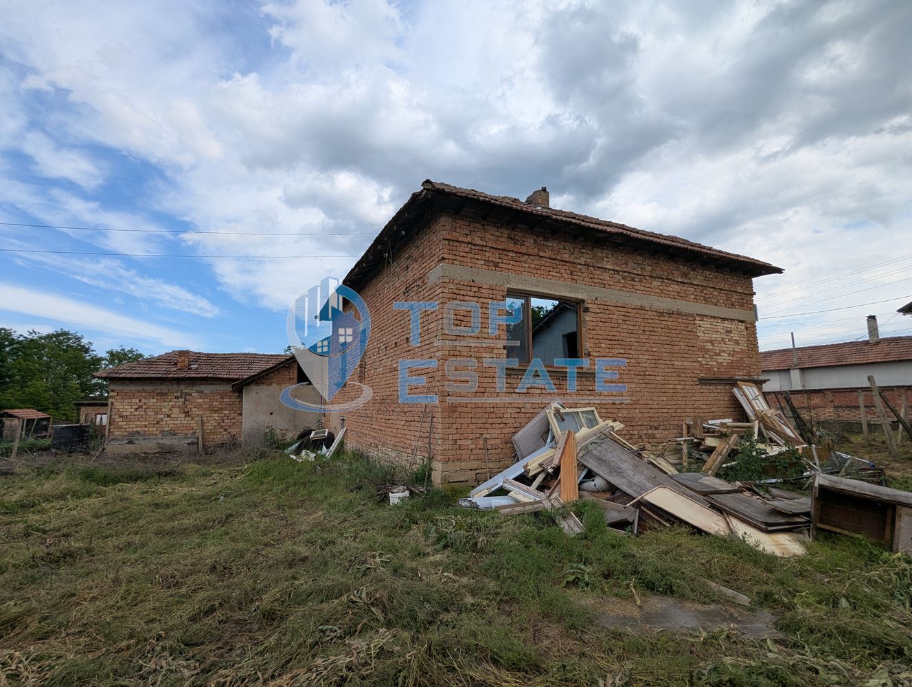 Тухлена къща с голям двор и кладенец в село Караисен, община Павликени, област Велико Търново - 0