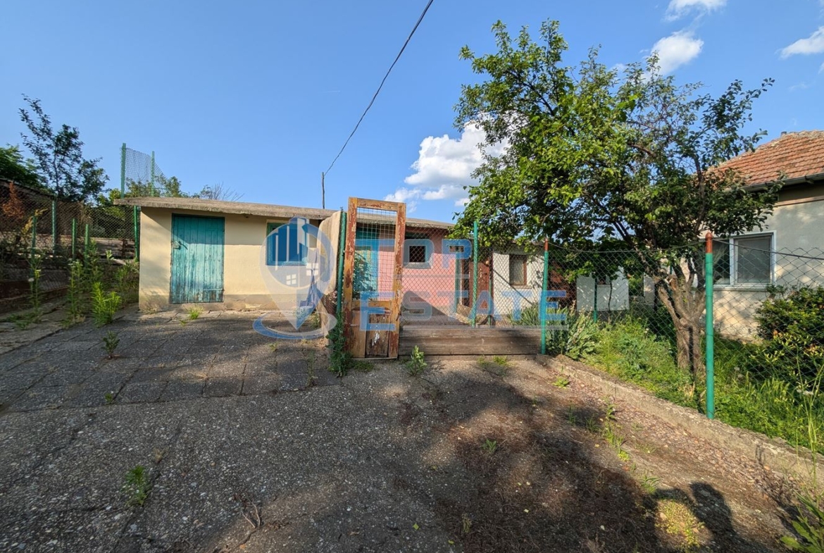 Едноетажна къща с множество стопански постройки и голям двор в село Хаджидимитрово - 0