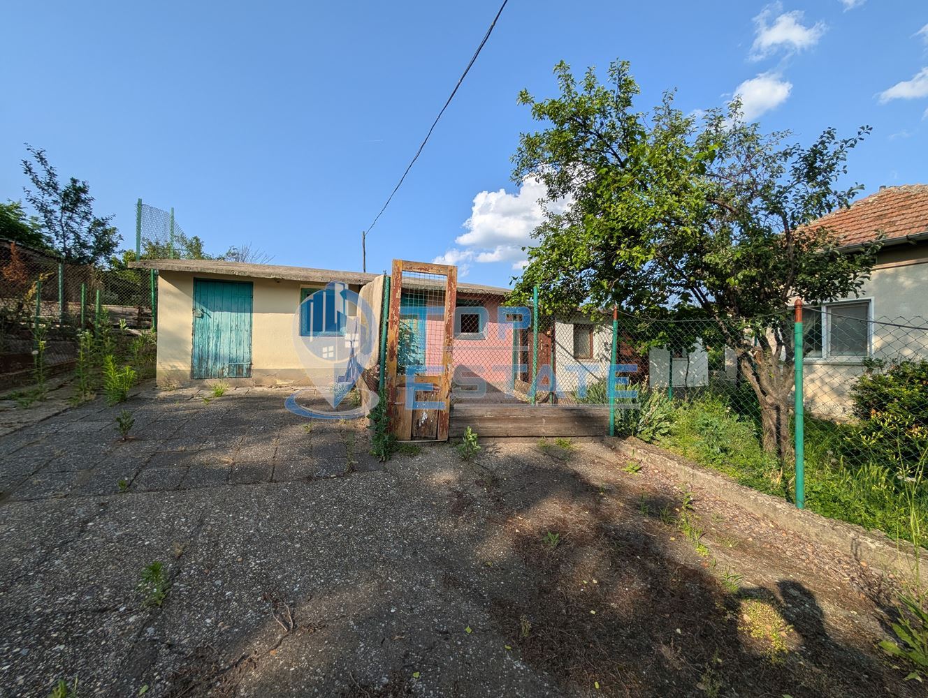 Едноетажна къща с множество стопански постройки и голям двор в село Хаджидимитрово - 0