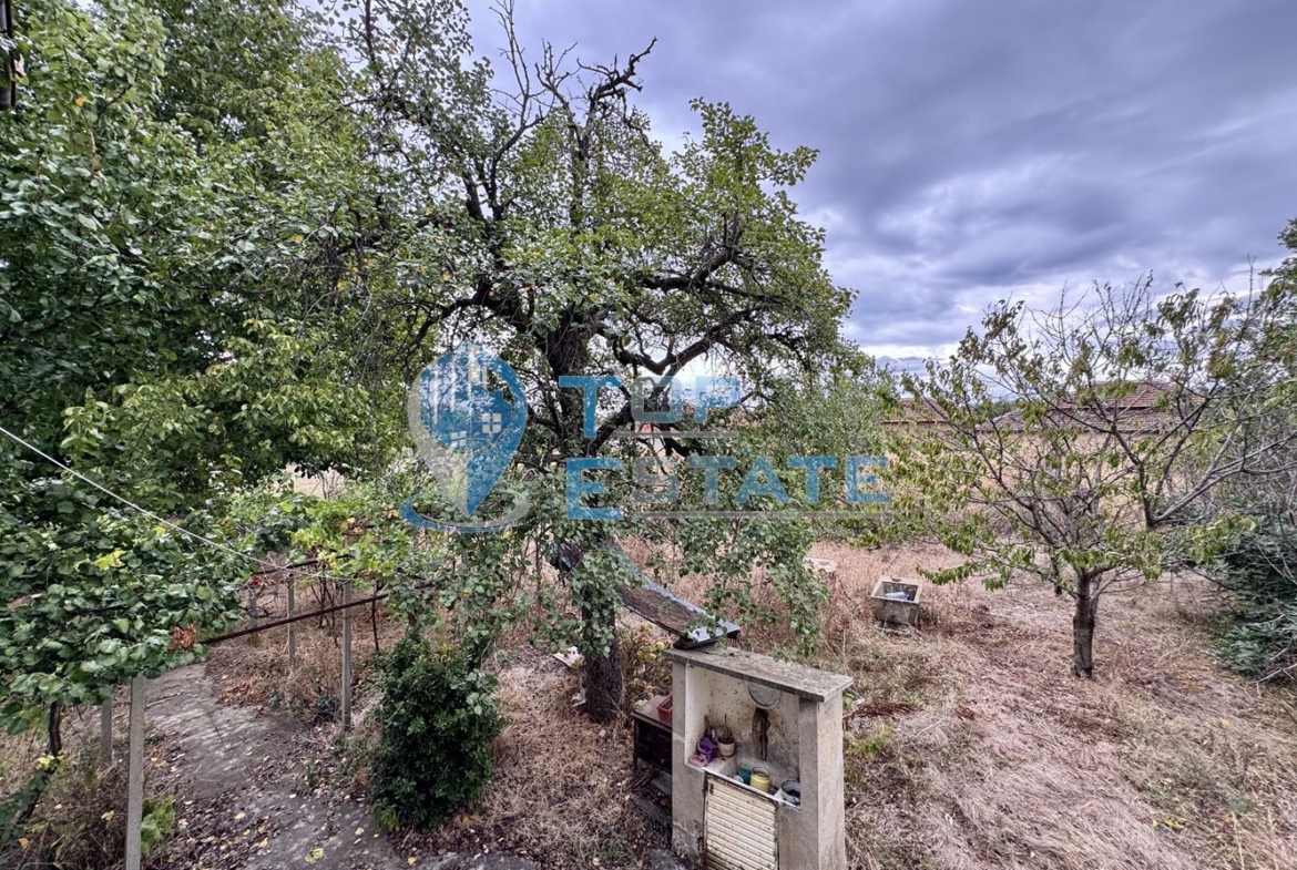 Двуетажна къща с кладенец и голям двор в село Ресен, област Велико Търново - 0