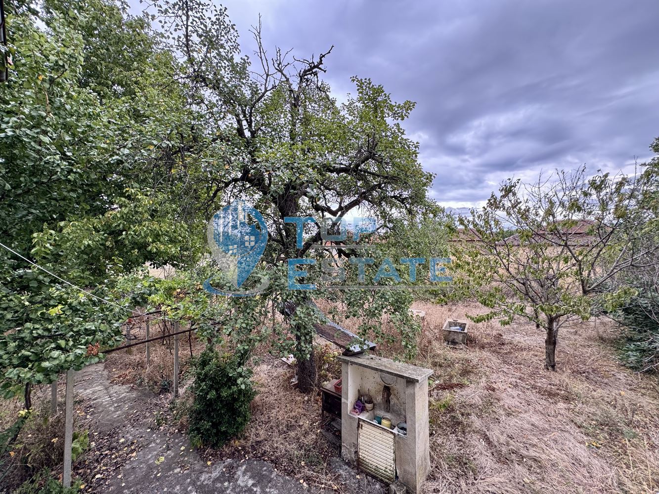 Двуетажна къща с кладенец и голям двор в село Ресен, област Велико Търново - 0