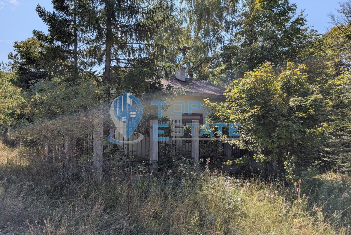 Едноетажна къща в централната част на Стара планина, в землището на село Станчов хан - 0