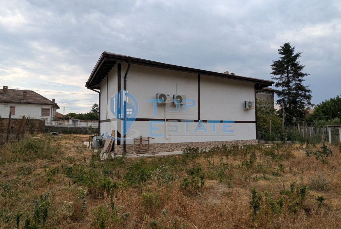 Двуетажна реновирана тухлена къща на центъра на село Поликраище, област Велико Търново - 0