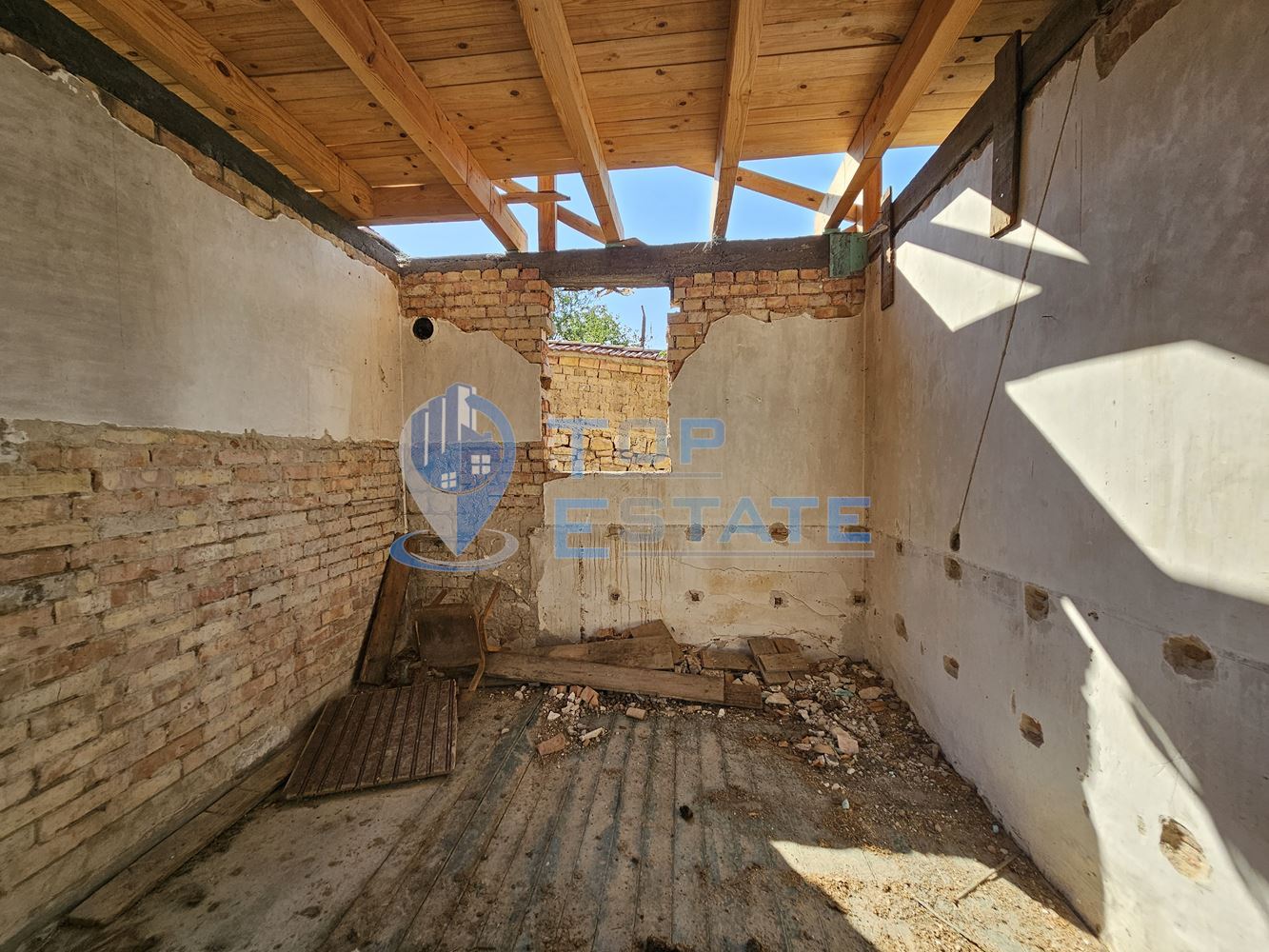 Къща с голям двор в село Горско Косово до язовир Александър Стамболийски - 0