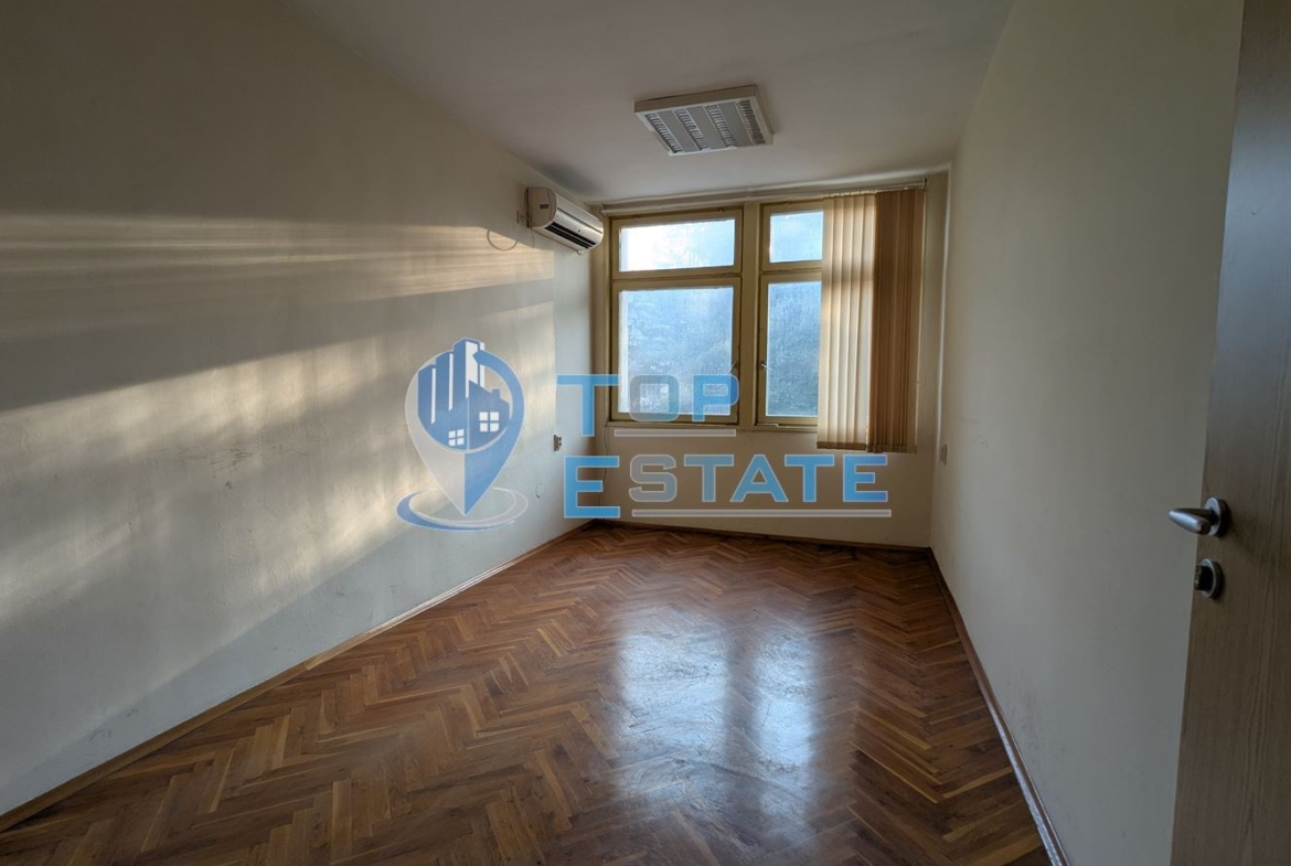 Поещения под наем в административна сграда на центъра в град Горна Оряховица, област Велико Търново - 0