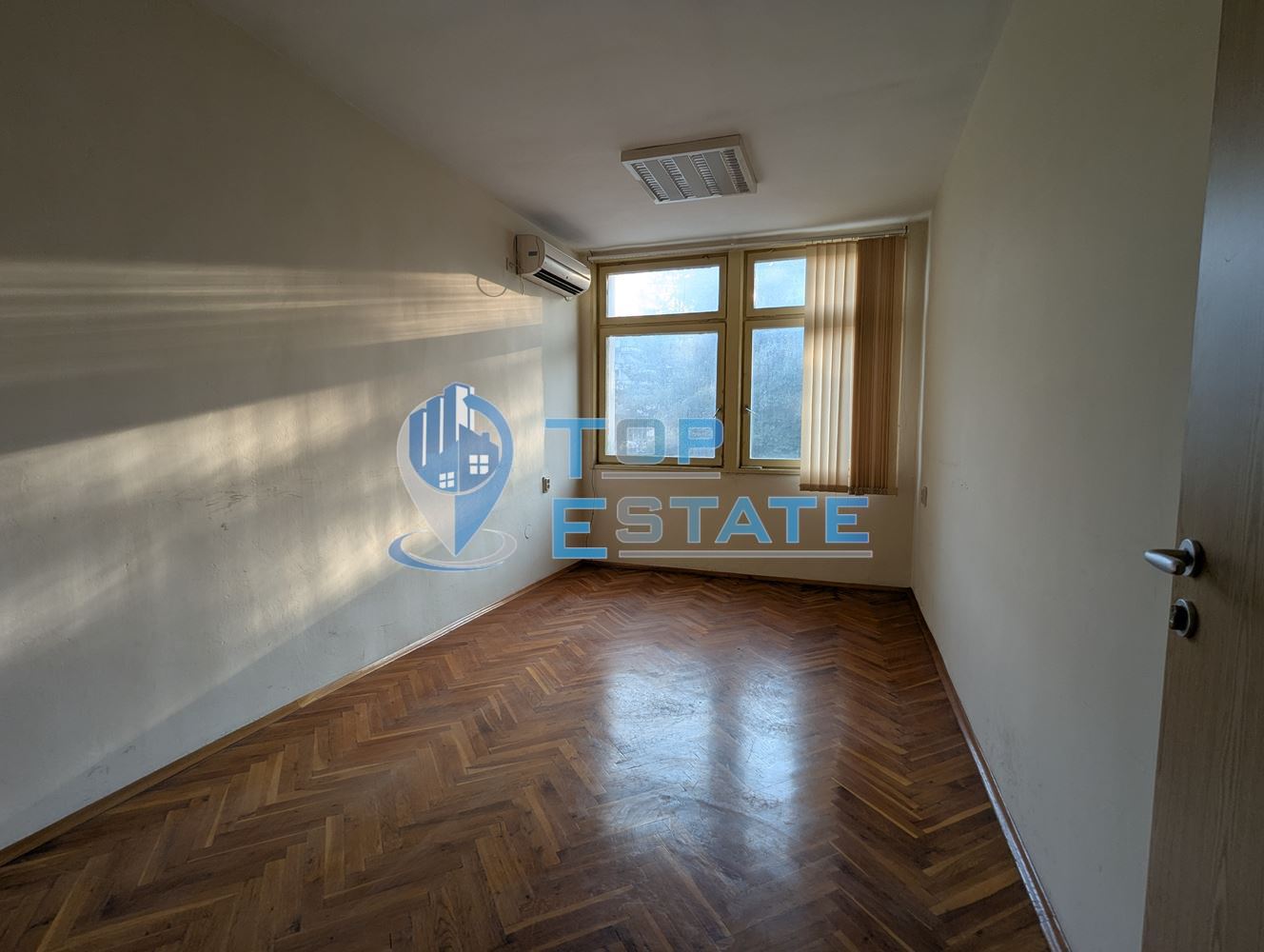 Поещения под наем в административна сграда на центъра в град Горна Оряховица, област Велико Търново - 0