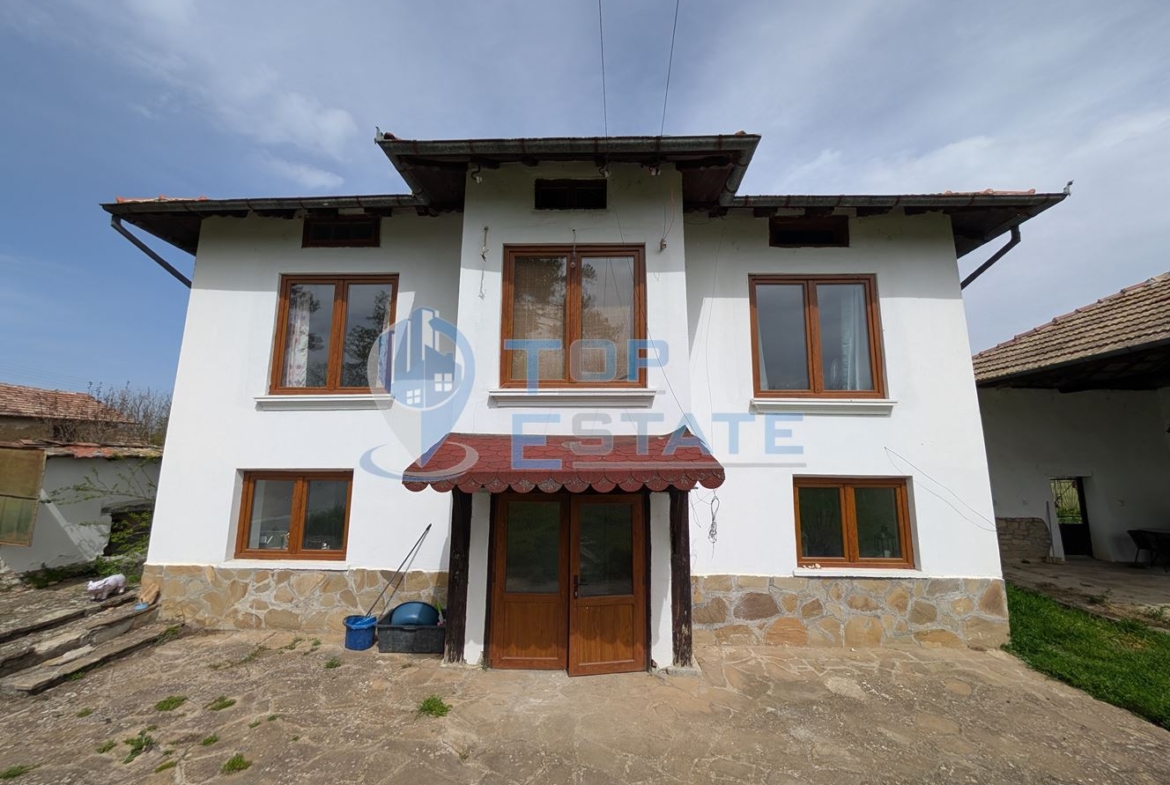 Двуетажна къща с голям двор и кладенец в село Ресен - 0