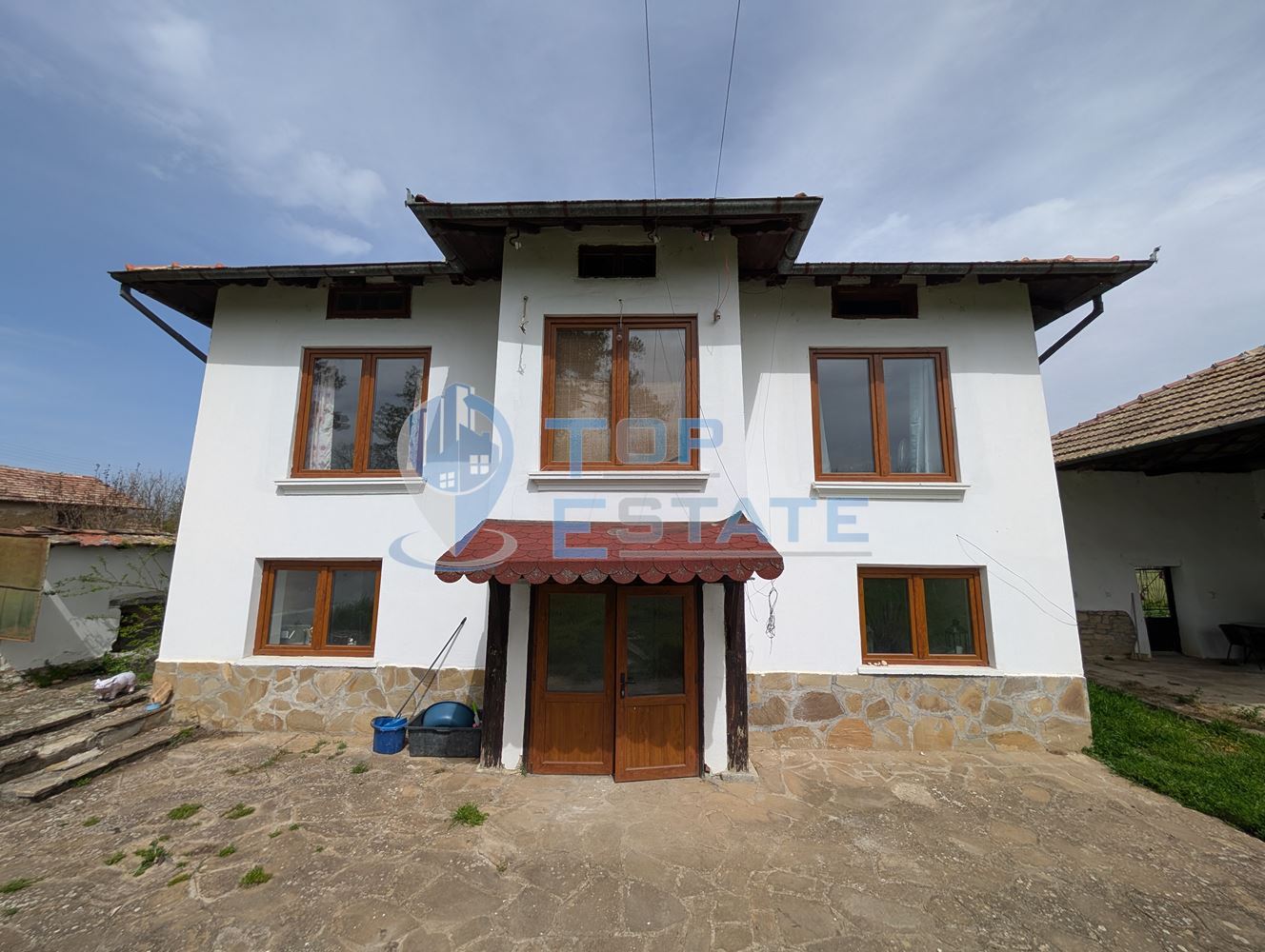 Двуетажна къща с голям двор и кладенец в село Ресен - 0