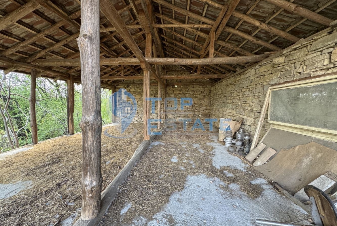 Двуетажна тухлена къща с голям двор в село Патреш, област Велико Търново - 0