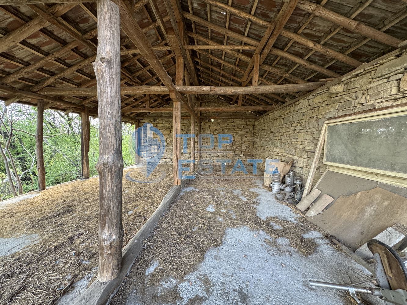 Двуетажна тухлена къща с голям двор в село Патреш, област Велико Търново - 0