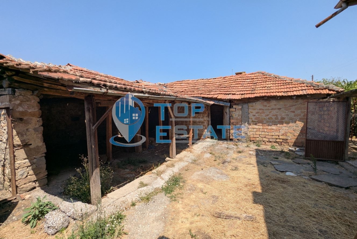 Двуетажна тухлена къща в село Драгижево, област Велико Търново - 0