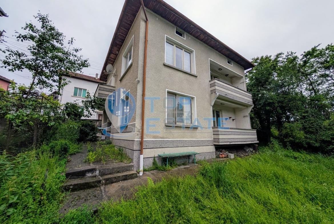 Двуетажна тухлена къща с панорамна гледка в град Плачковци - 0