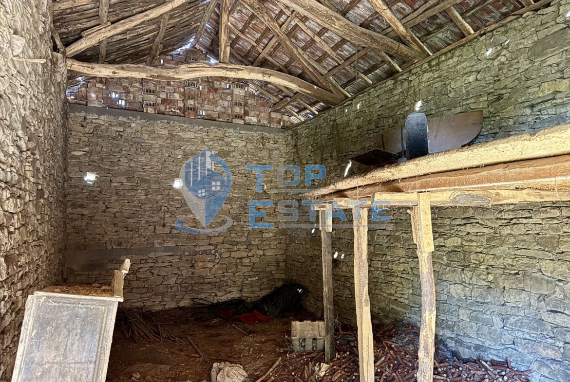 Двуетажна тухлена къща с кладенец и гараж в село Водолей, област Велико Търново - 0