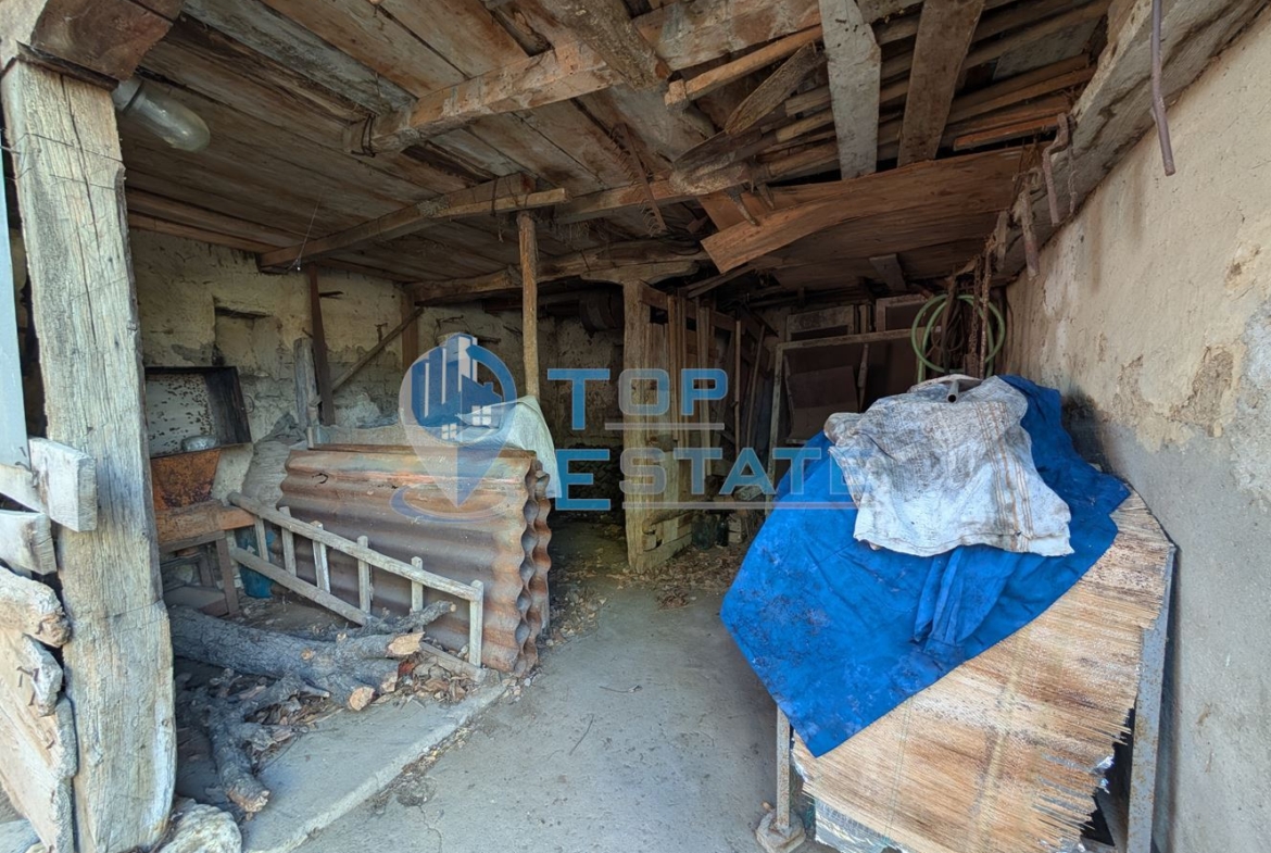 Едноетажна къща с множество стопански постройки и голям двор в село Хаджидимитрово - 0