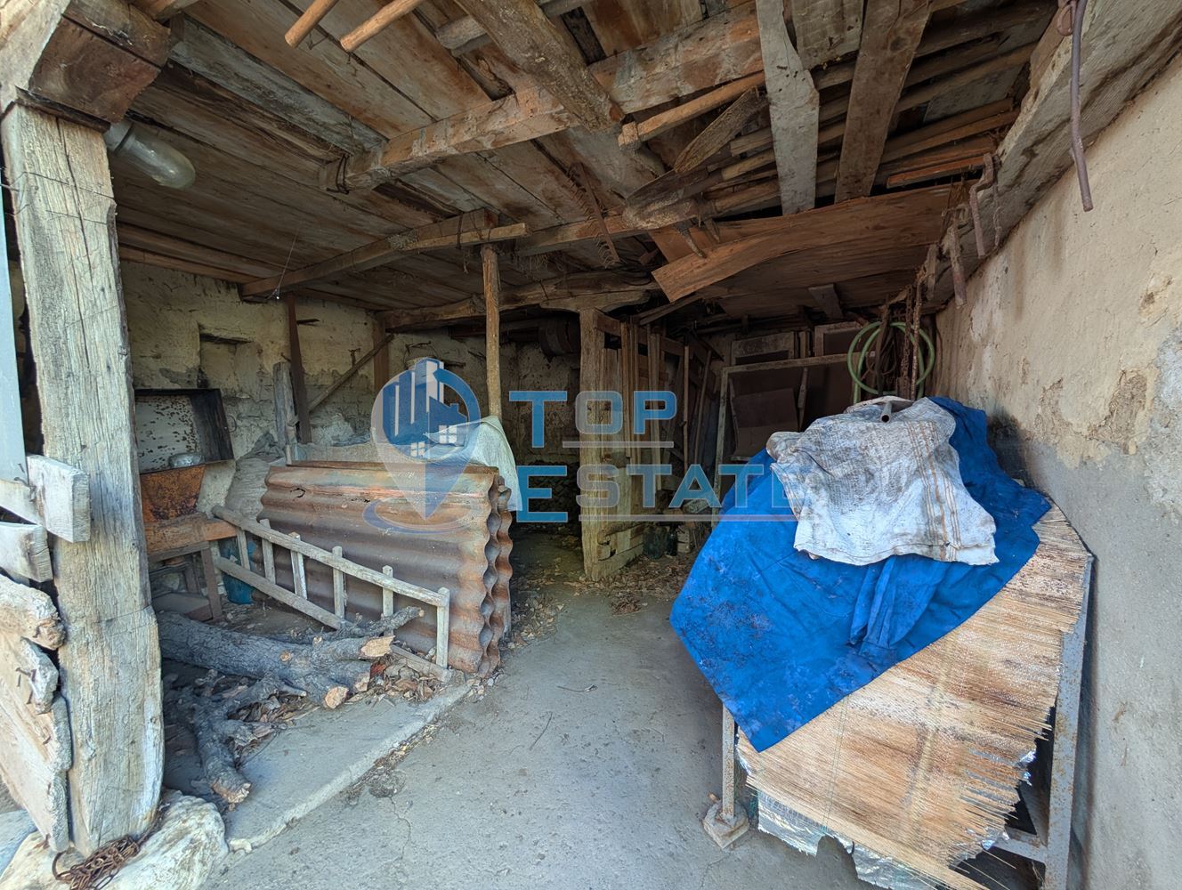 Едноетажна къща с множество стопански постройки и голям двор в село Хаджидимитрово - 0