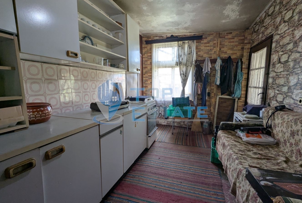 Просторна едноетажна тухлена къща в квартал Калтинец, град Горна Оряховица, област Велико Търново - 0