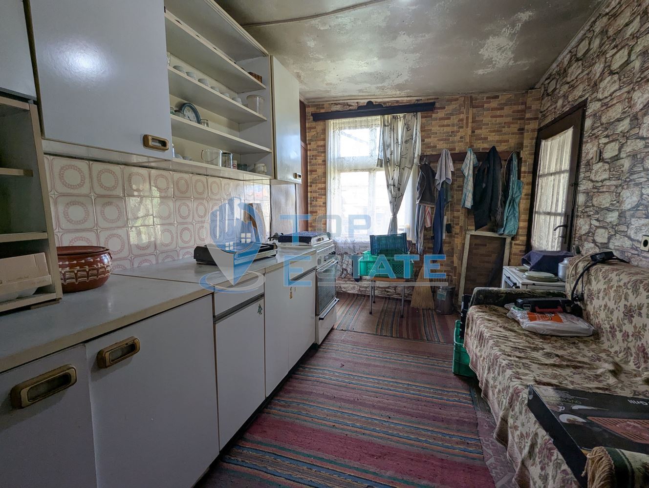 Просторна едноетажна тухлена къща в квартал Калтинец, град Горна Оряховица, област Велико Търново - 0