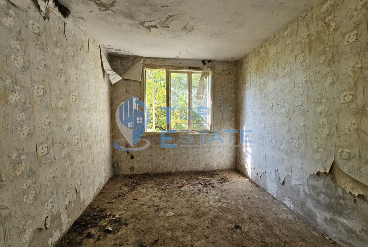 Масивна тухлена двуетажна къща с голям двор в село Драгомирово, община Свищов - 0