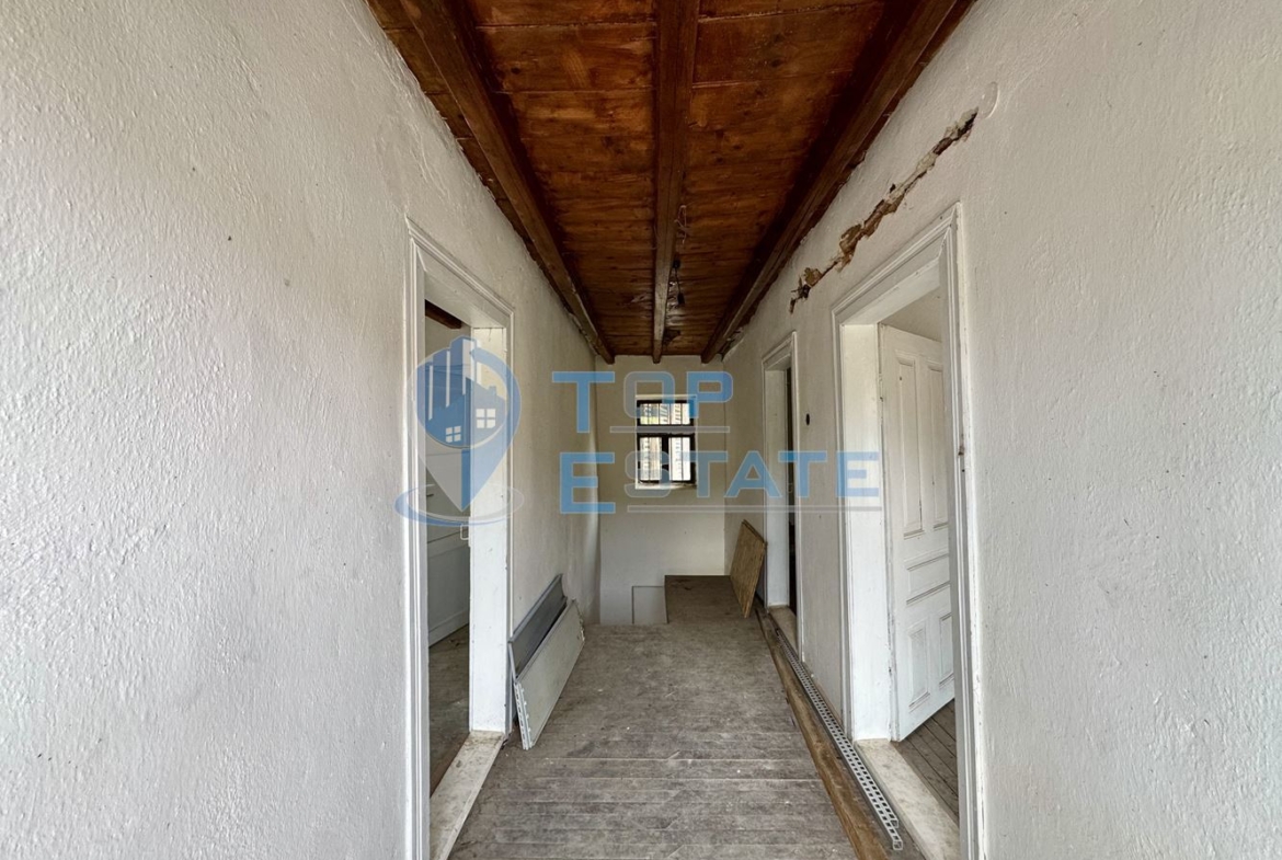 Двуетажна тухлена къща с допълнителни постройки и голям двор в село Караиванца, област Габрово. - 0