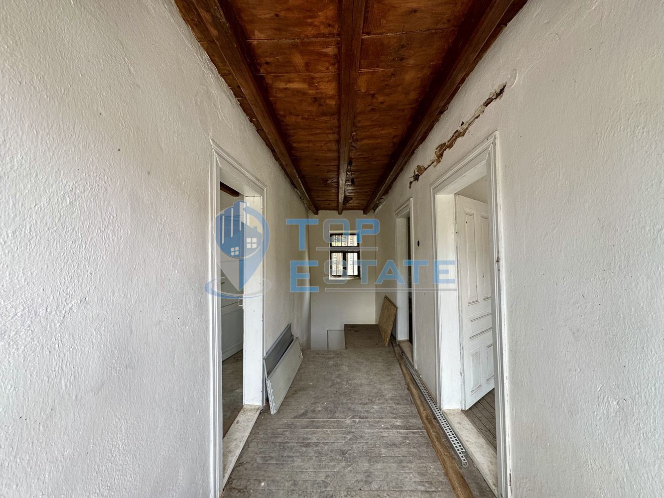 Двуетажна тухлена къща с допълнителни постройки и голям двор в село Караиванца, област Габрово. - 0