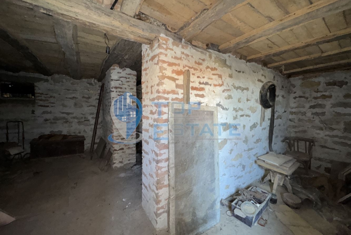 Тухлена къща с кладенец в с. Козаревец, област Велико Търново - 0