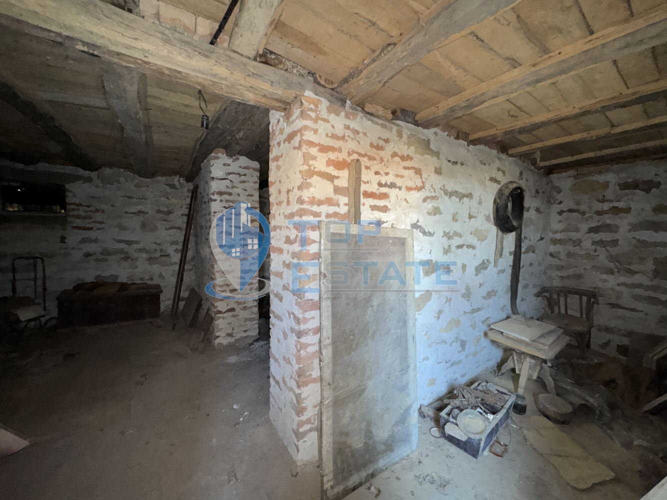 Тухлена къща с кладенец в с. Козаревец, област Велико Търново - 0