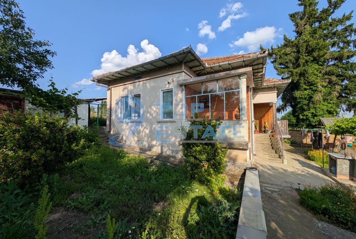 Едноетажна къща с множество стопански постройки и голям двор в село Хаджидимитрово - 0