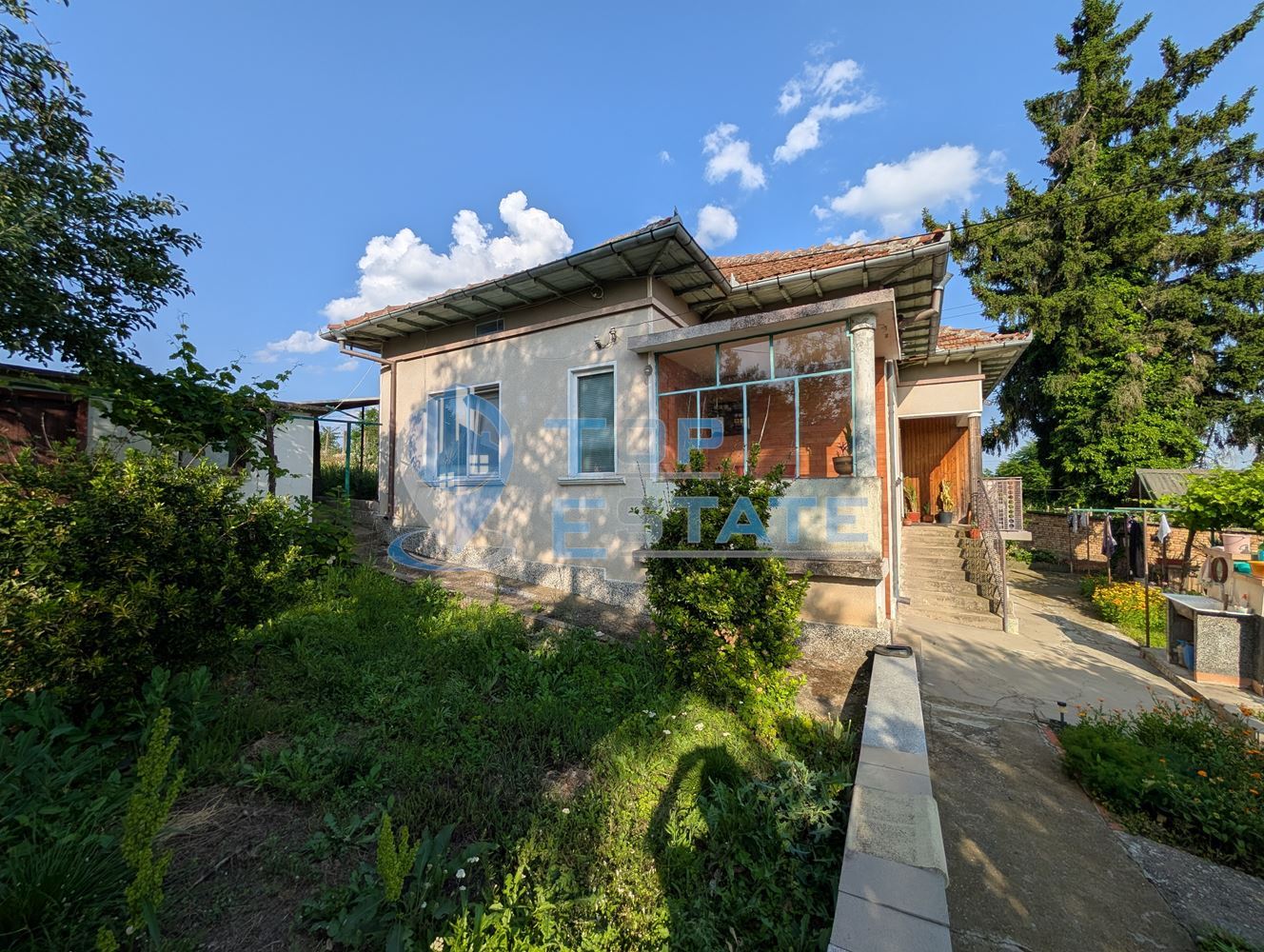 Едноетажна къща с множество стопански постройки и голям двор в село Хаджидимитрово - 0