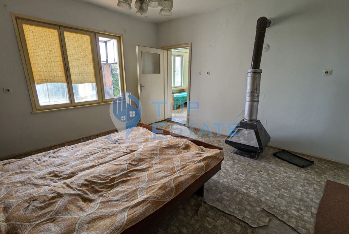 Двуетажна къща с кладенец и гараж в град Сухиндол - 0