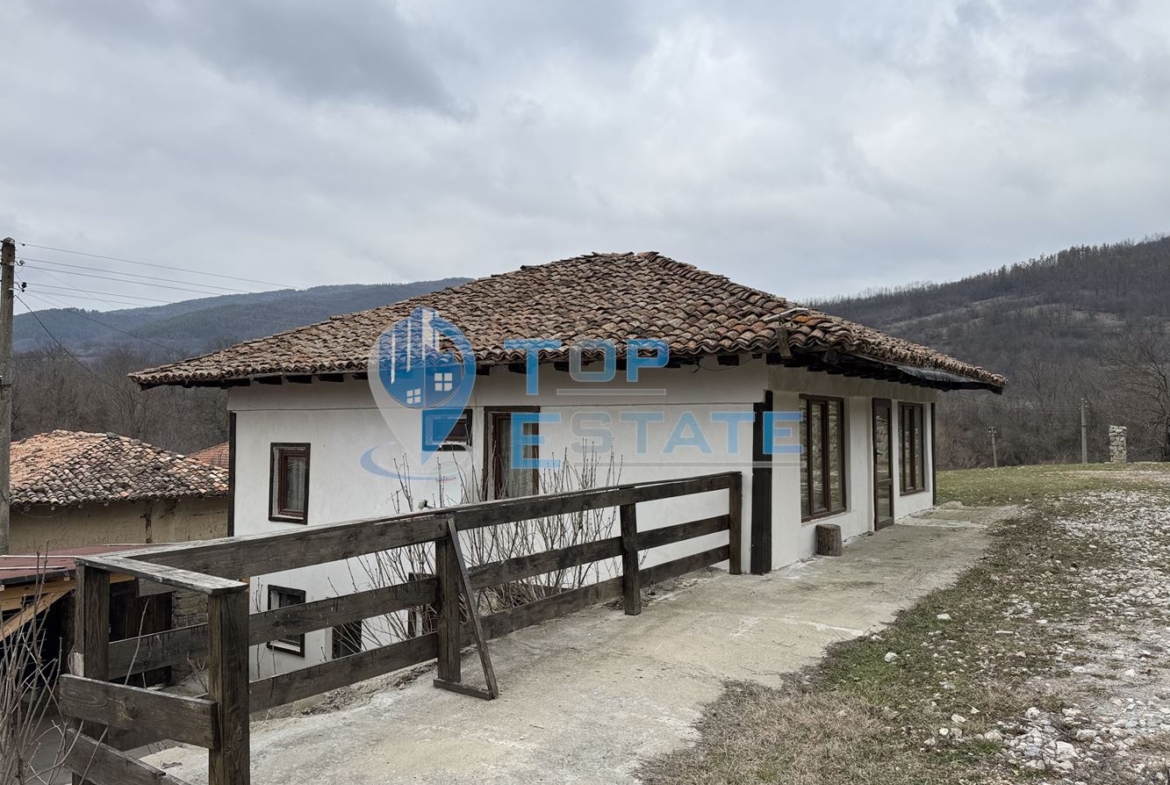 Двуетажна къща с панорамна гледка в гр. Елена, област Велико Търново - 0