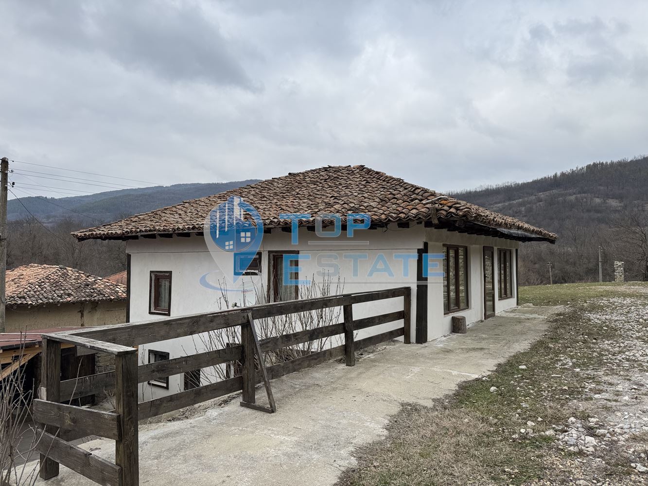 Двуетажна къща с панорамна гледка в гр. Елена, област Велико Търново - 0