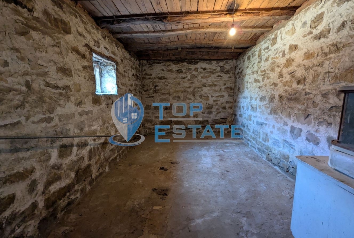 Двуетажна тухлена къща в село Драгижево, област Велико Търново - 0