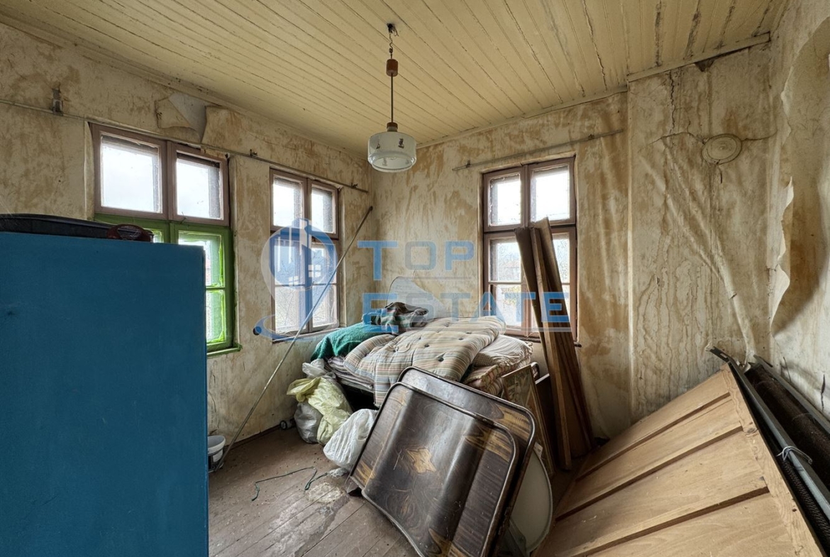 Двуетажна тухлена къща с кладенец в село Ресен, област Велико Търново - 0