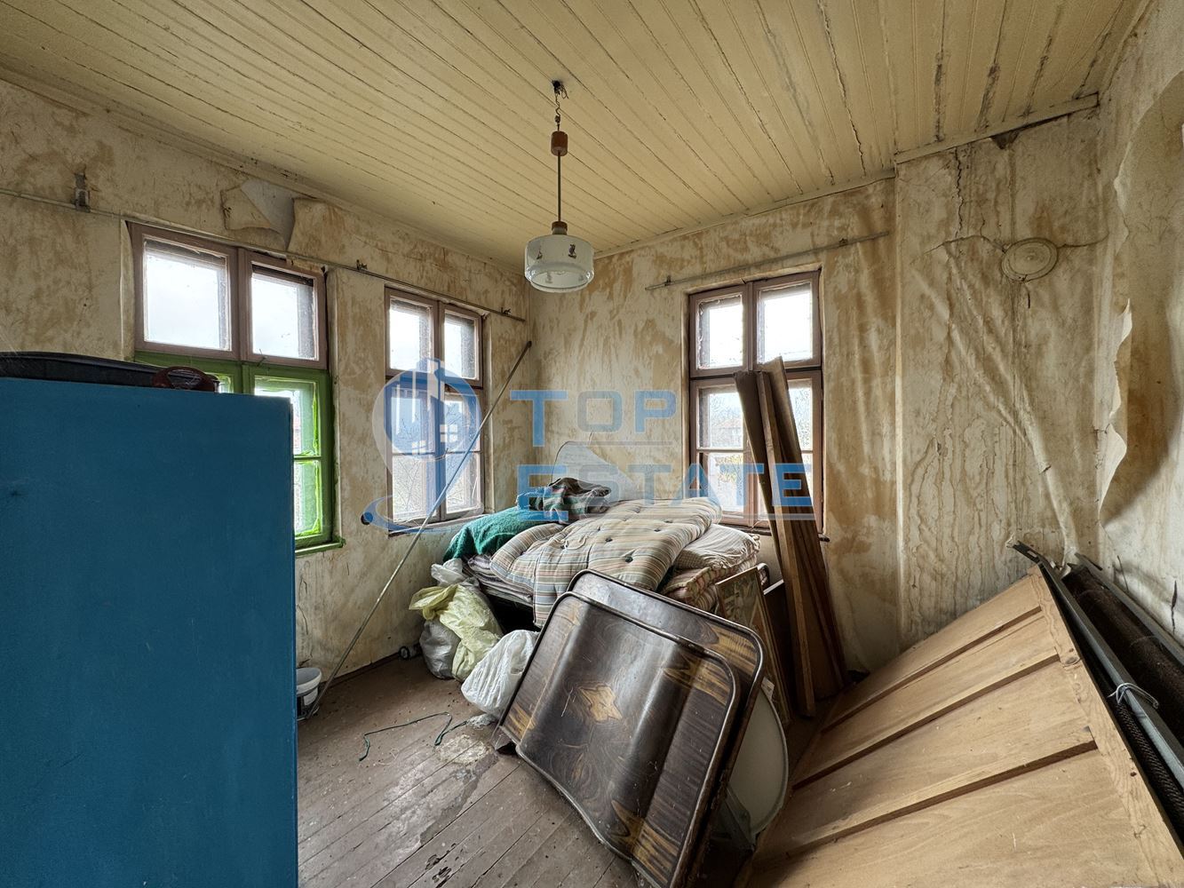 Двуетажна тухлена къща с кладенец в село Ресен, област Велико Търново - 0