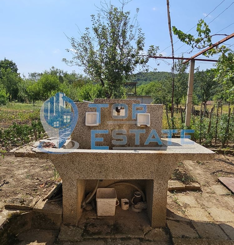 Двуетажна тухлена къща с гараж и голям двор в село Добромирка - 0