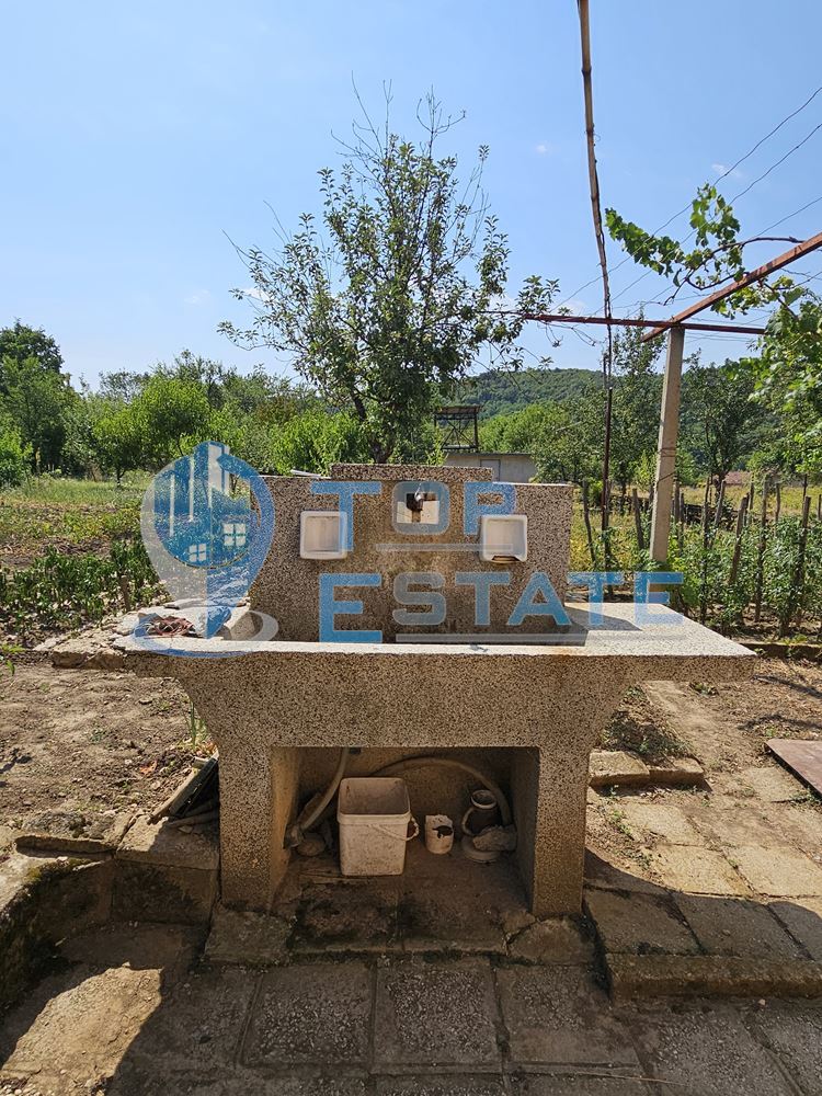 Двуетажна тухлена къща с гараж и голям двор в село Добромирка - 0