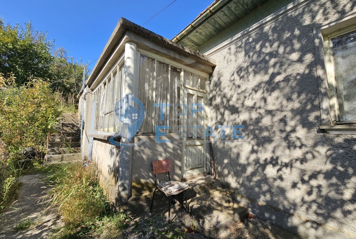 Тухлена къща с вътрешна тоалетна, гараж и голям двор в село Българско сливово, област В. Търново - 0