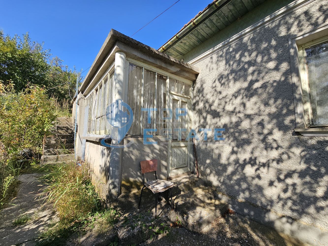 Тухлена къща с вътрешна тоалетна, гараж и голям двор в село Българско сливово, област В. Търново - 0