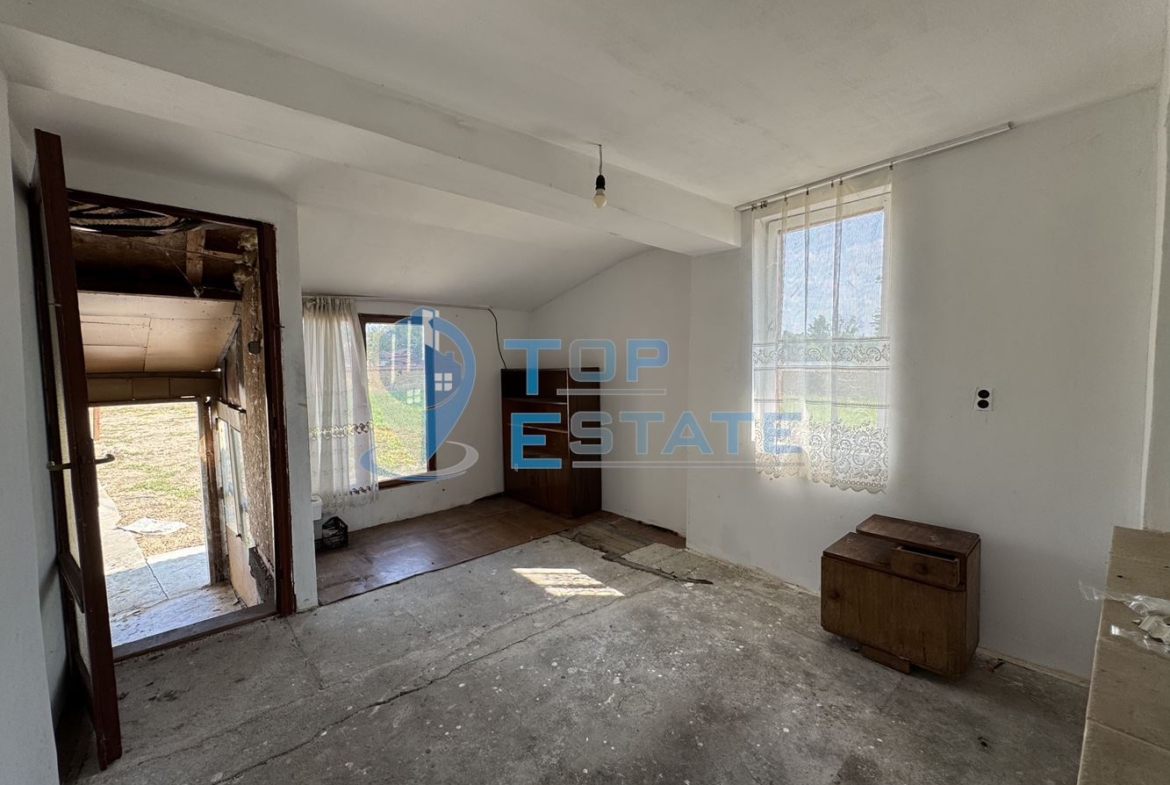 Тухлена къща с кладенец и стопански постройки в село Драганово, област Велико Търново - 0