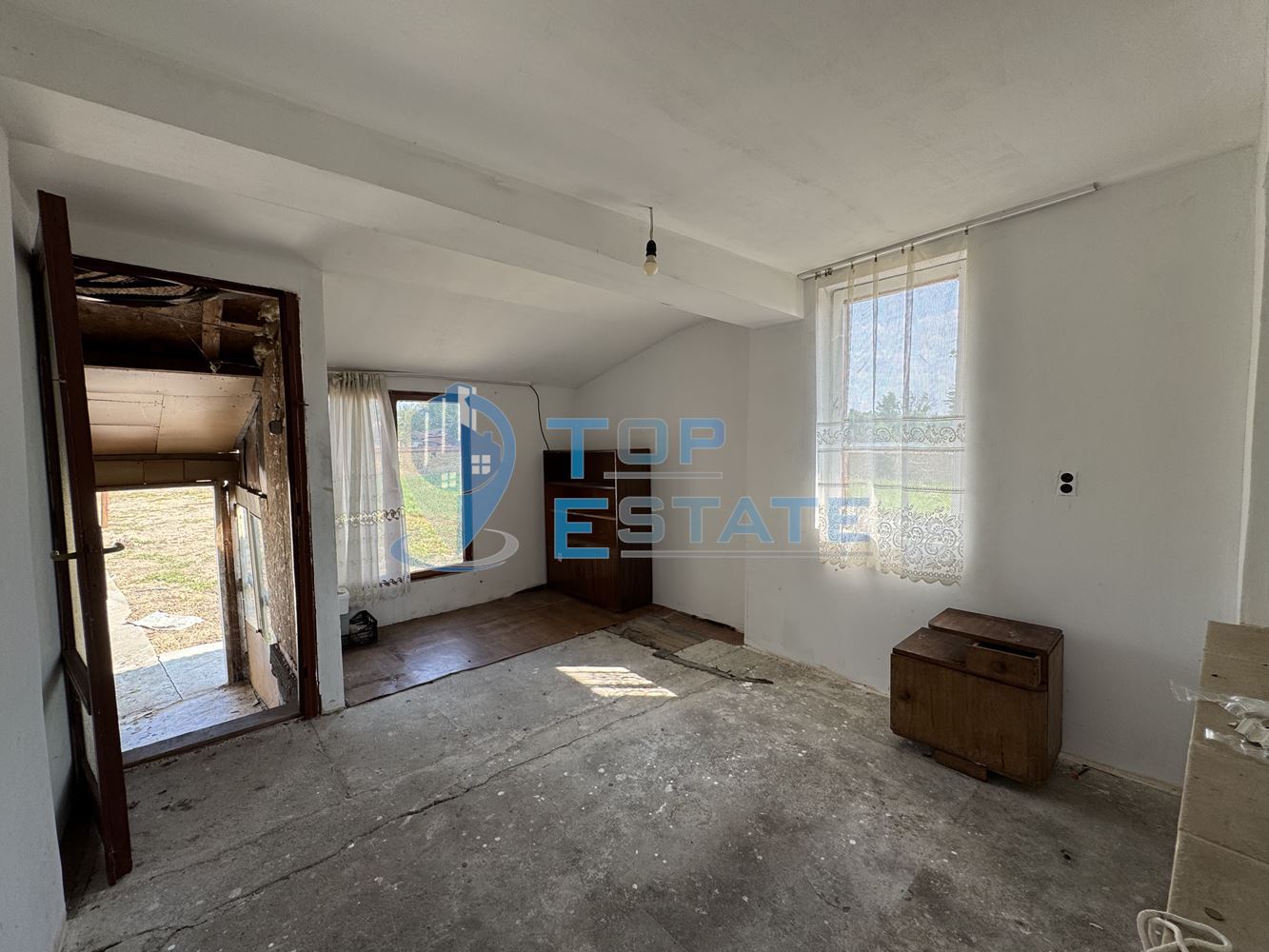 Тухлена къща с кладенец и стопански постройки в село Драганово, област Велико Търново - 0