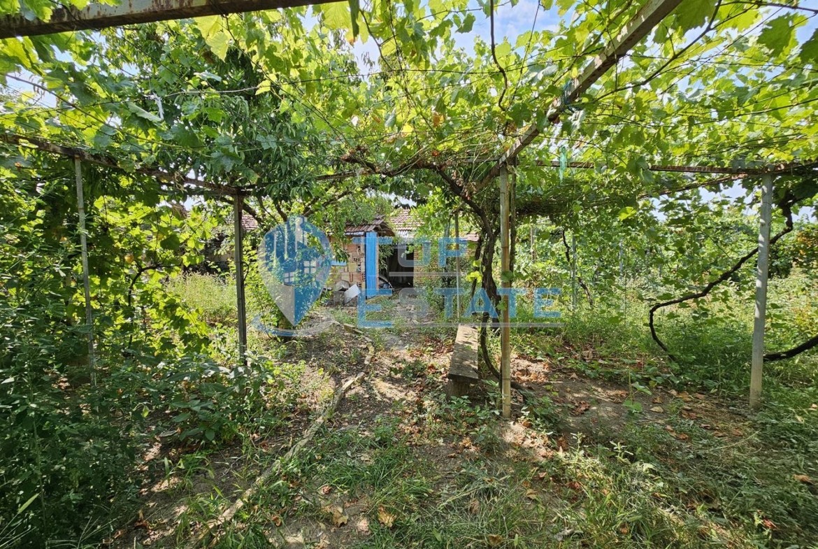 Монолитна двуетажна къща с втора къща в един двор в село Ново Градище, област Велико Търново - 0