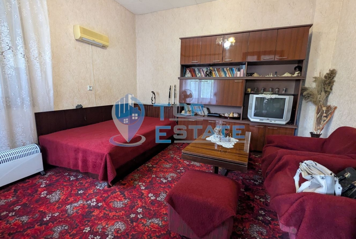 Просторна едноетажна тухлена къща в квартал Калтинец, град Горна Оряховица, област Велико Търново - 0