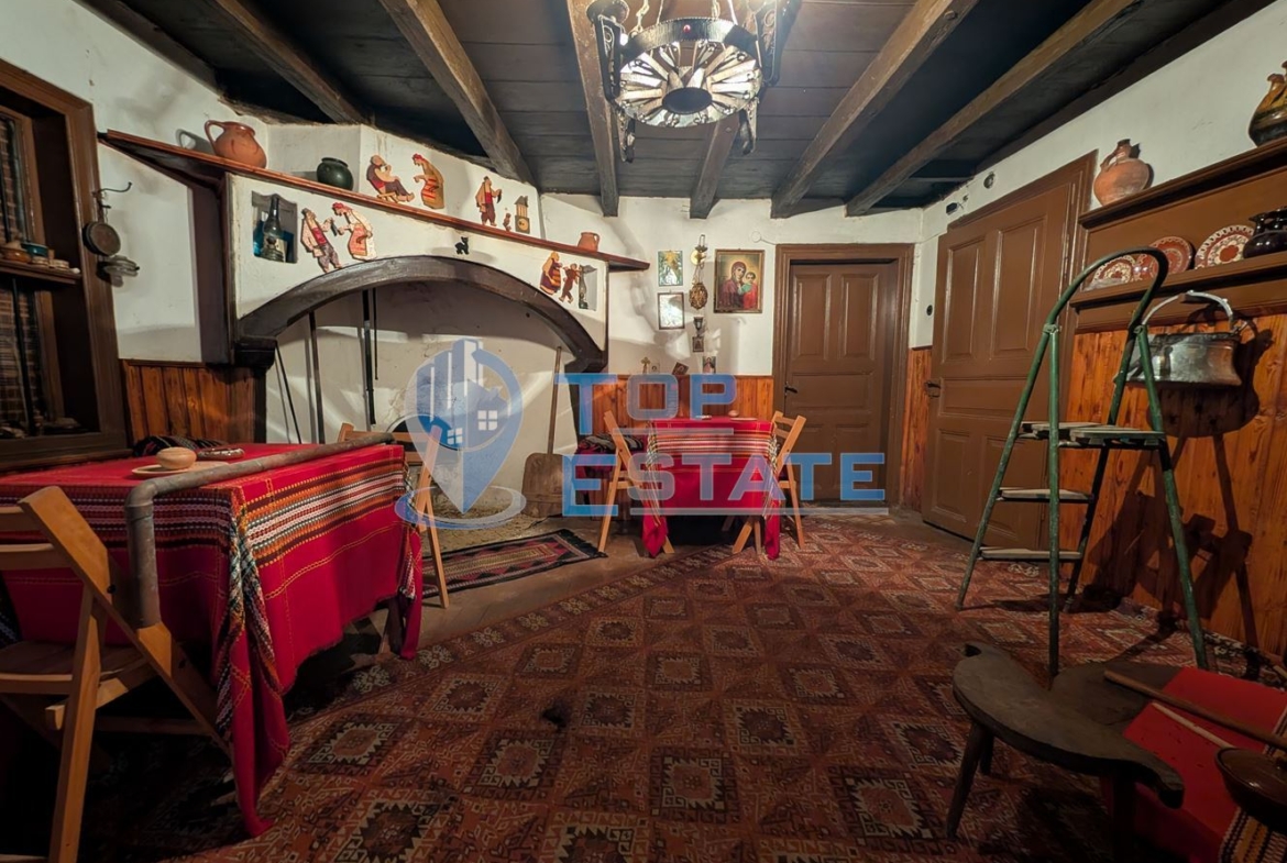 Двуетажна автентична къща с голям двор в село Лесичарка - 0