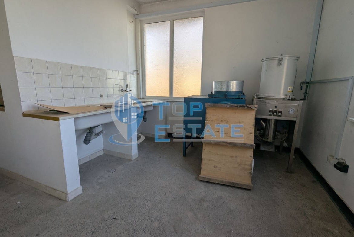 Промишлено помешение на центъра на село Първомайци, област Велико Търново - 0