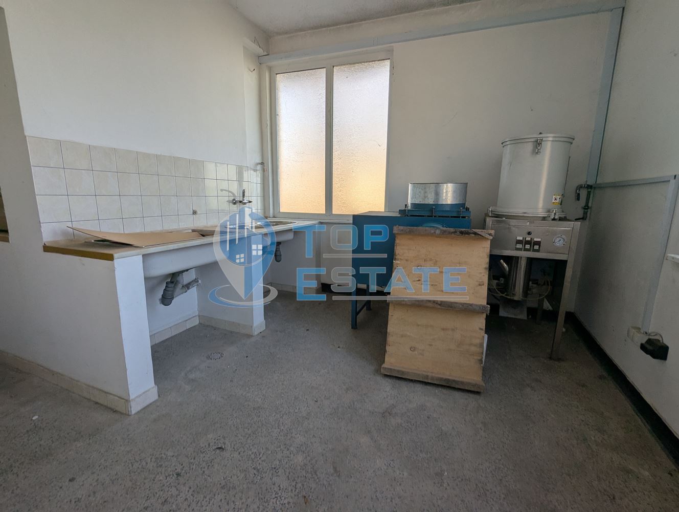 Промишлено помешение на центъра на село Първомайци, област Велико Търново - 0